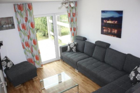 Moderne Ferienwohnung mit großer Terrasse, Trampolin, am Wasser, Saal